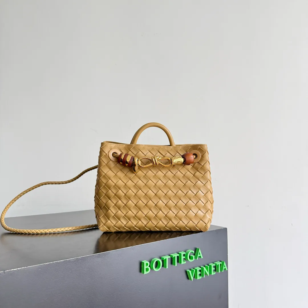 The new Andiamo batch of 3060 BV is shipped‼ ️The classic intercciato weaving process is used to create a soft bag, the metal knot is made of micro-cast aluminum using jewelry technology🪢, and the decorative beads are made of metal and hand-polished oak, allowing you to jump repeatedly between elegance and fun💃, making it unpredictable. Classic and versatile, it shows off your temperament, and the bag has a large capacity, making it very convenient for daily commuting! It has a variety of carrying methods, the shoulder straps can be adjusted by yourself, the original lambskin feels soft and delicate, and the unisex style breaks gender boundaries and brings a more practical and long-lasting use experience. The Andiamo, which has both elegant and casual styles, perfectly interprets the "fashionable old money style". Style number: 743568+wood hardware Color: nut color Size: 25*22*10.5cm